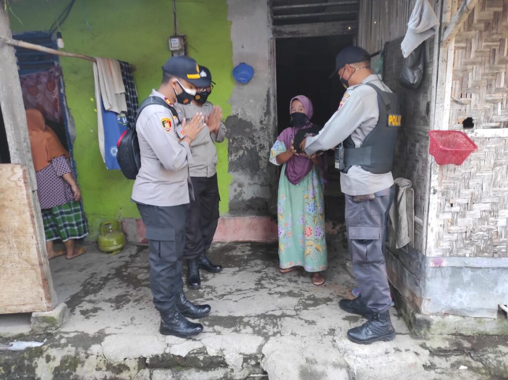 Situasi di Pelabuhan lembar Landai pada May Day, Polisi Mengisinya dengan Kegiatan Bhakti Sosial