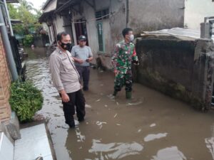 Curah Hujan Tinggi, Air Sungai di Desa Ombe Baru Kediri Meluap