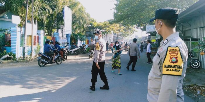 Sanksi Sosial “Bersih-Bersih” Kepada Pelanggar Prokes, Cara Tiga Pilar Lombok Barat Beri Efek Jera di Kecamatan Labuapi