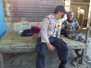 Pendekatan Humanis, Cara Bhabinkamtibmas Ajak Warga Lansia Tak Takut Vaksin