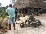 Satgas Pamtas Yonif 742/SWY Gotong Royong Bersihkan Rumah Adat di NTT