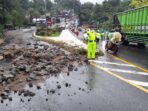 Jalan Negara di Narmada Tertimbun Longsor
