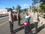 Tindak Pelanggar Prokes, Polsek Gerung Beri Motivasi Bagi masker Gratis