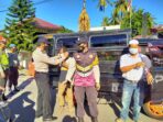 Tindak Pelanggar, Polsek Senggigi Edukasi Prokes Bagi Masker Gratis