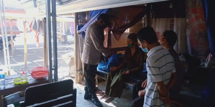 Polsek Kediri Salurkan Bantuan Paket Sembako, Bermodalkan Hasil Patungan Anggota