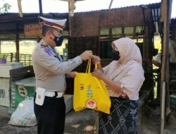 Sat Lantas Polres Sumbawa Bagikan Sembako Ke Masyarakat Kurang Mampu