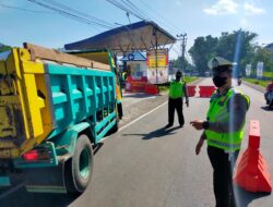 Petugas Putar Balik Ribuan Kendaraan, 4.478 Orang Tunjukkan Kartu Vaksin di Empat Pos Penyekatan