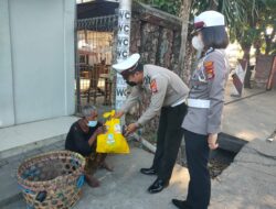 Jumat Berkah, Satlantas Polres Sumbawa Kembali Bagi-Bagi Puluhan Paket Sembako Untuk Warga