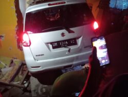 Kecelakaan Dahsyat, Mobil Ertiga Tobrok Rumah Hingga Jebol di Gerunung Lombok Tengah