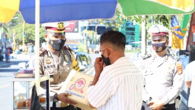Polres Lobar Salurkan Bantuan Paket Sembako, Ringankan Beban Masyarakat Terdampak Covid-19