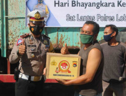 Beri perhatian, Sat Lantas Polres Lobar Beri Bingkisan Kepada Pengemudi truk di pelabuhan Lembar