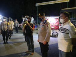 Polisi Bagi Ratusan Paket Sembako Sembari Memberi Himbauan Kepada Warga dan PKL Dimasa PPKM Darurat Kota Mataram