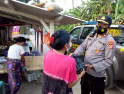 Patuh Terhadap Kebijakan PPKM, Polsek Sekotong Salurkan Bantuan Sembako Kepada Pedagang Kecil