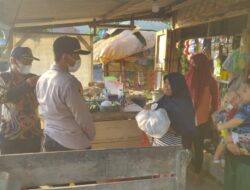 Himbau Disiplin Prokes, Polsek Lembar Salurkan Bantuan Sembako Kepada Para Pedagang Kecil