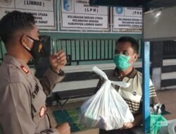 Terdampak Covid-19, Juru Parkir dan Pedagang Kecil di Gerung Utara Mendapat Bantuan Sembako dari Polisi