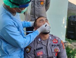 Deteksi Penyebaran Virus Covid-19, Puluhan Personel Polsek Gunungsari Jalani Swab Antigen