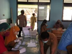 Mulai Belajar Tatap Muka, Nakes Testing dan Tracing Tenaga Pengajar SMPN 1 Taliwang