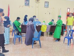 Warga Desa Lampok Didampingi Babinsa dan Babinkamtibmas Saat di Rapid Antigen
