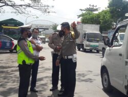 Antrean Panjang Kendaraan di Tiga SPBU di Lombok Barat, Satlantas Polres Lobar Turun Tangan