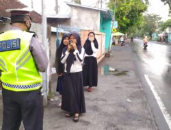 Biasakan Masyarakat Taat Prokes dan Tertib Berlalulintas, Satlantas Polres Lobar Lakukan Teguran Humanis
