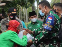 Wisata Sepi, Tiga Pilar Lombok Barat Salurkan Bantuan 100 Paket Sembako di tempat Wisata Pantai Induk
