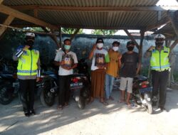 Bagi Masker Gratis, Cara Satlantas Polres Lobar Biasakan Masyarakat Taat Prokes