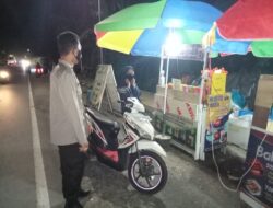 Pantau Jam Pembatasan Operasional Malam, Polsek Kediri Lakukan Patroli Dialogis