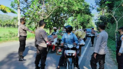 Lakukan Penyekatan, Polsek Sekotong Jaring 50 Pengendara Sepeda Motor Tanpa Helm