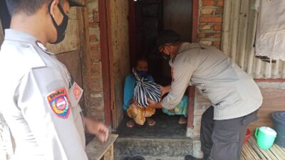 Disela-sela Pengamanan, Personel Polsek Kawasan Pelabuhan Lembar Berbagi Dengan Manula