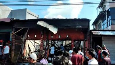 Gerai Toko di Kediri Terbakar, Dinas Kebakaran Lobar Kerahkan Dua Unit Mobil Pemadam