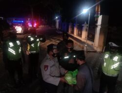 Sasar Pedagang Kecil, Polisi di Lombok Barat Bagi-bagi Sembako saat Patroli