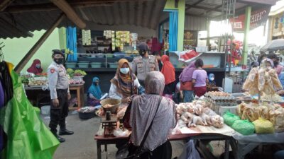 Prioritaskan Penerapan Prokes, Patroli Samapta Polres Lobar Sasar Pasar Sore