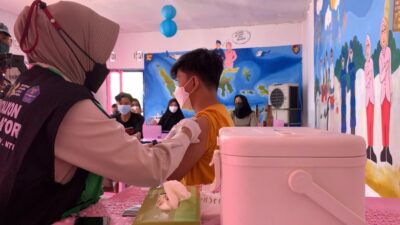Kabaharkam Polri Tinjau Langsung Vaksinasi dan Baksos di Teluk Gok Sekotong