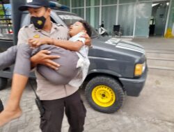 Personil Polsek Gunungsari Evakuasi Laka Lantas Tunggal