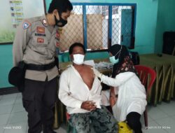 Bhabinkamtibmas Sukadamai Dompu Dampingi Giat Vaksinasi Warga Binaannya