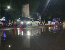 Banjir Genangi Ruas Jalan, Sat Lantas Polres Sumbawa Himbau Pengendara Agar Berhati-hati