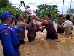 Berjibaku dengan Banjir, Penyelamatan Dramatis Polres Lobar dengan Alat Seadanya