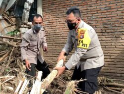 Personel gabungan TNI-Polri dan Pemda Lobar Bersihkan Sisa Lumpur banjir di Batulayar Utara