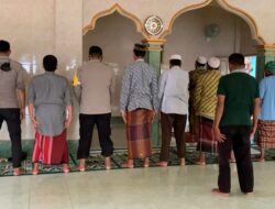Dibersihkan Personel Gabungan, Masjid Nurul Amin Batulayar Barat Kini Bisa Digunakan Lagi