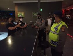 Patroli Blue Light Polres Lombok Barat, Imbau Tempat Usaha Melengkapi Barcode Peduli Lindungi