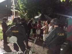 Tim Puma 8 Sat Samapta Polres Lobar Tindak Sejumlah Pemuda Kedapatan Minum Miras di Pinggir Jalan