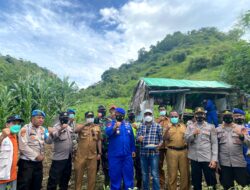 Polairud Polda NTB Dampingi Camat Ambalawi Ke Bukit Untuk Vaksinasi Warga