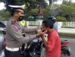 Strong Point Sat Lantas Polres Lobar, Bagikan 300 Masker di 15 Titik