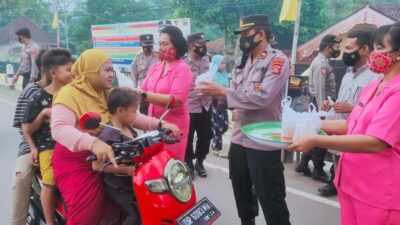 Berbagi Takjil Polsek Sekotong