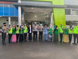 Gandeng Baznas, Sat Lantas Polres Loteng Berbagi Takjil dan Makanan untuk Nakes