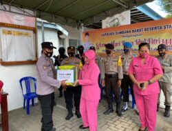 Kapolres dan Ketua Bhayangkari Cabang Sumbawa Barat Cek Pospam Maluk dan Bagikan Paket Sembako