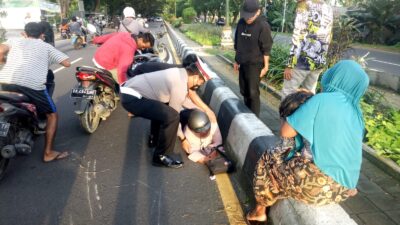 Momen Kasat Lantas Polres Lobar beri pertolongan korban kecelakaan