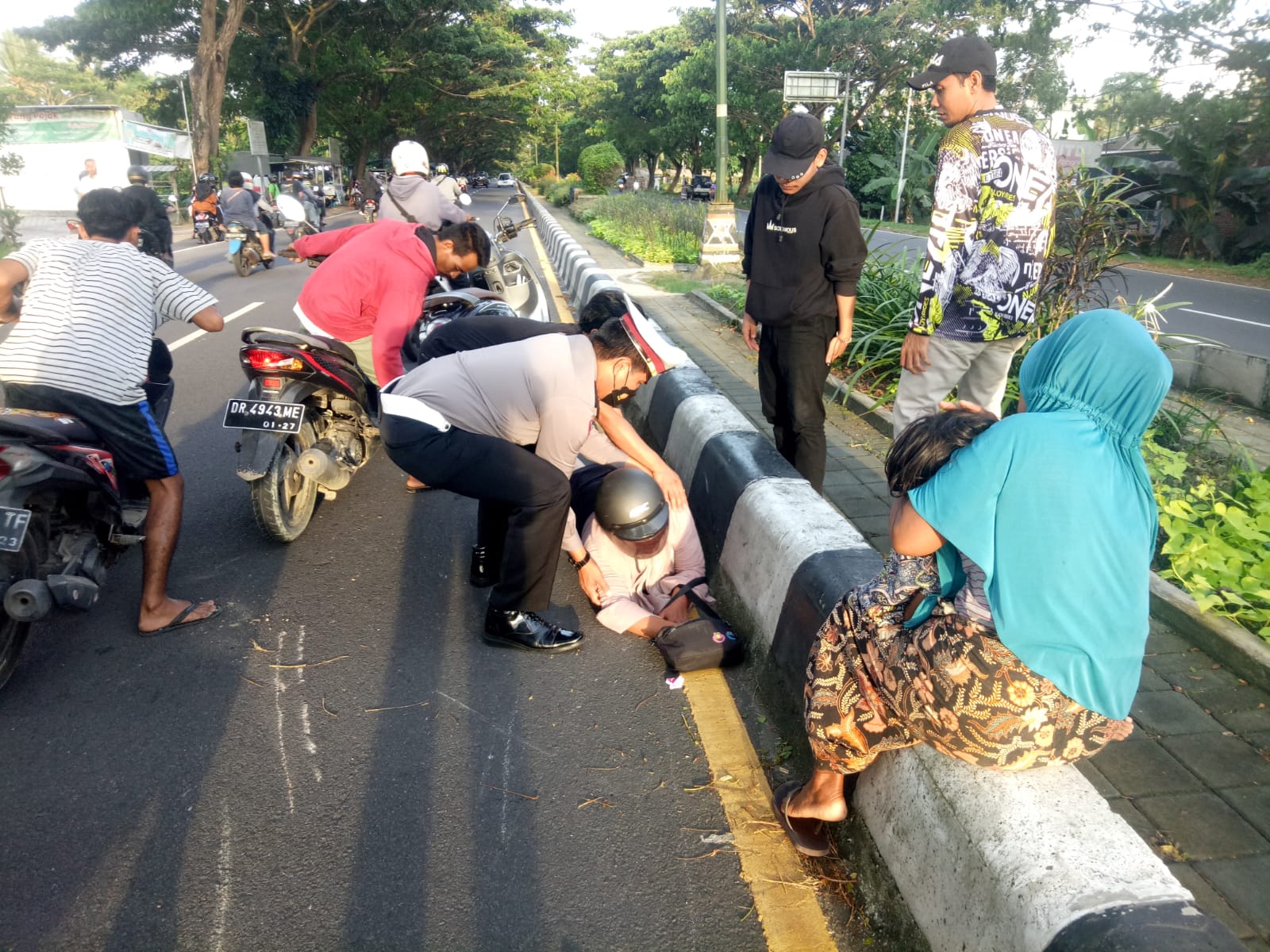 Momen Kasat Lantas Polres Lobar beri pertolongan korban kecelakaan