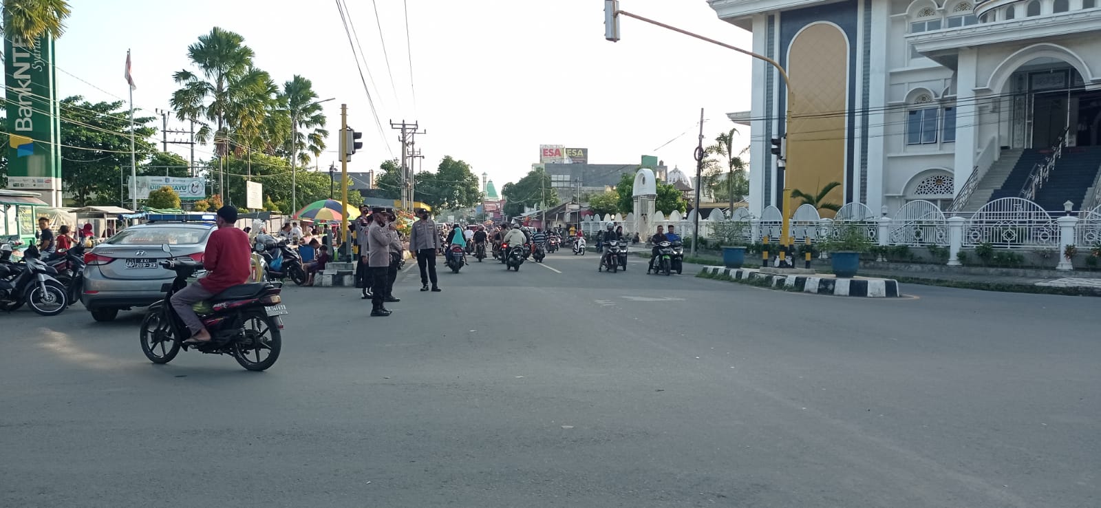 Patroli Ngabuburit Polsek Gerung, Sambangi Jalan Raya Penas