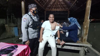 Sebanyak 181 Orang Dapat Layanan Vaksin Malam Hari di Gerung